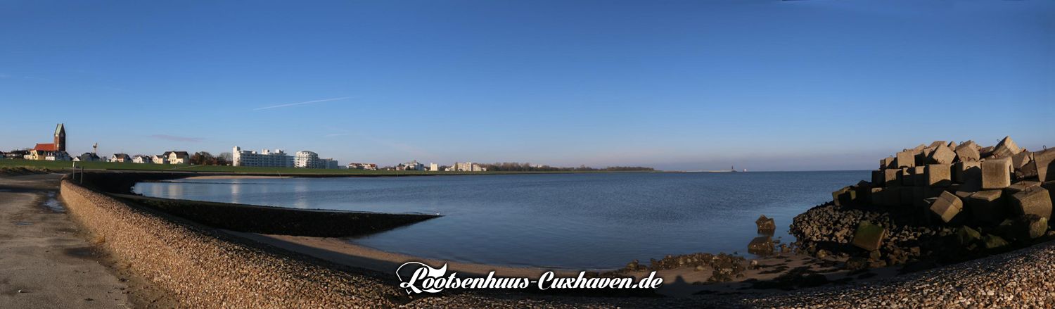 Grimmershörnbucht, kalt, blauer Himmel in Cuxhaven