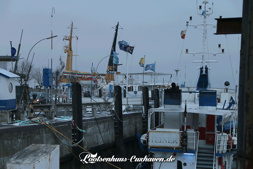 Cuxhaven Hafen, Schiffe, Wind und wehende Fahnen