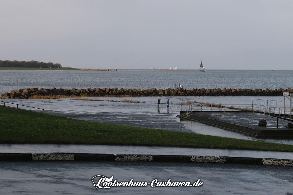Cuxhaven im Winter, leichte Sturmflut, Land unter in der Grimmershörnbucht