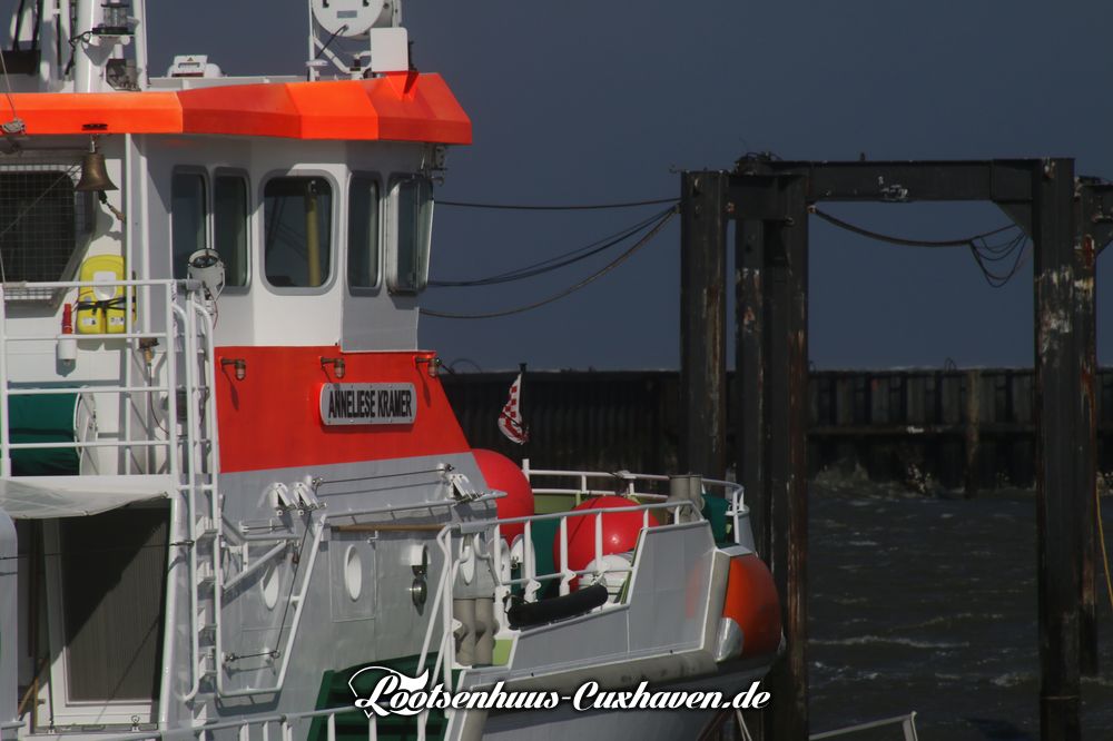 Cuxhaven Seenotkreuzer Anneliese Kramer im Fährhafen