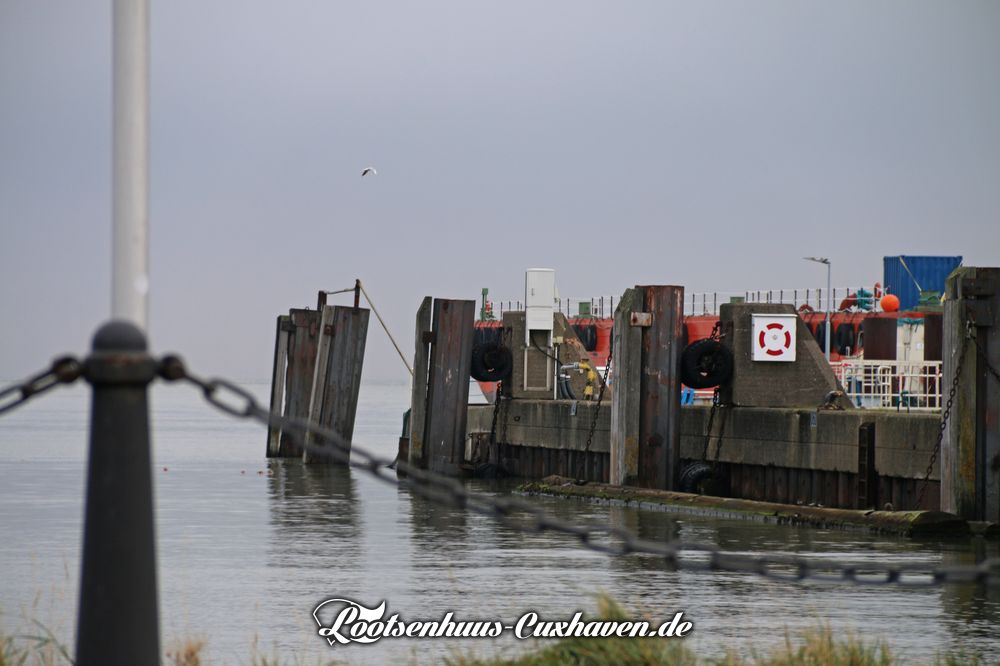 Grau in Grau, Herbstwetter im Fährhafen in Cuxhaven