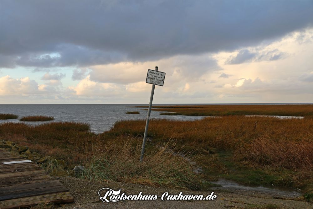 Tiefe, dicke Wolkenberge am Strand der Wesermündung in Cappel-Neufeld bei Cuxhaven