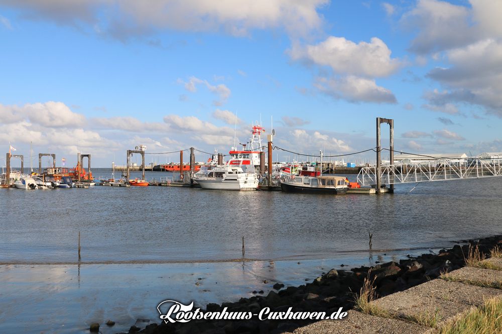 Cuxhaven Wetter im September 2022 - Im Fährhafen bei Niedrigwasser - Unter anderem sieht man den Seenotkreuzer "Anneliese Kramer" (Station Cuxhaven)